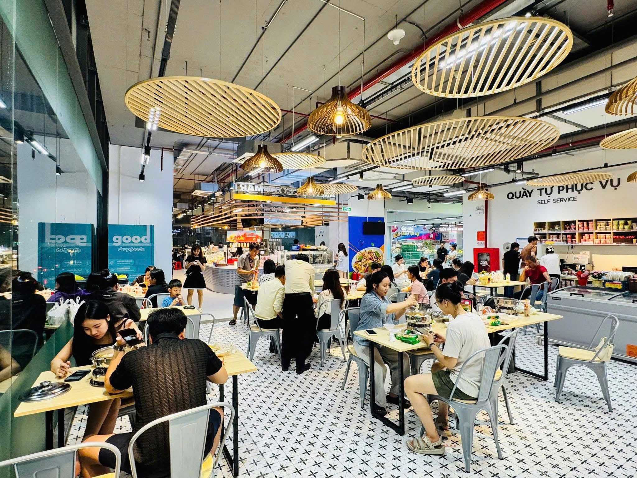 Khu foodcourt hiện đại là điểm nhấn độc đáo, kết hợp hài hòa ẩm thực.jpg